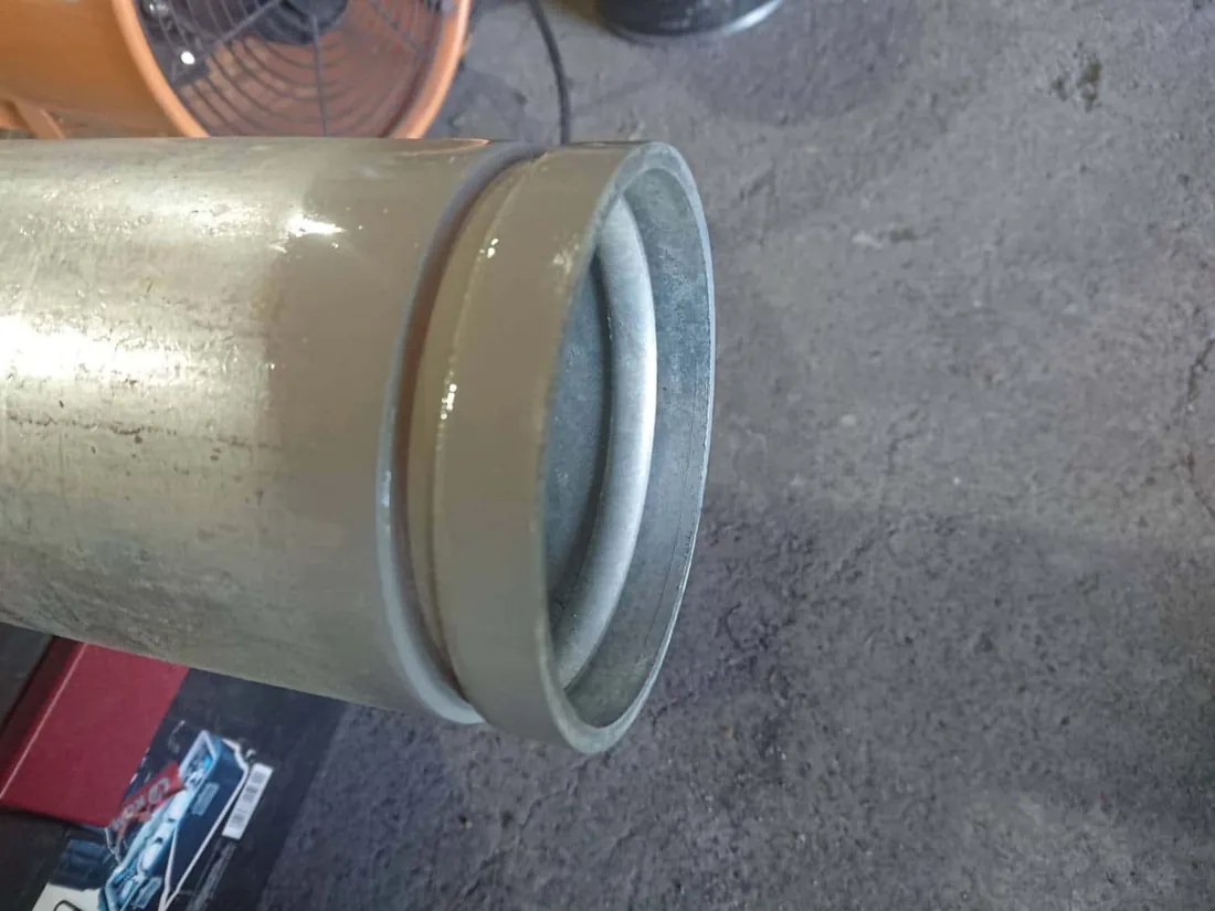 フランジ加工をした配管の端部