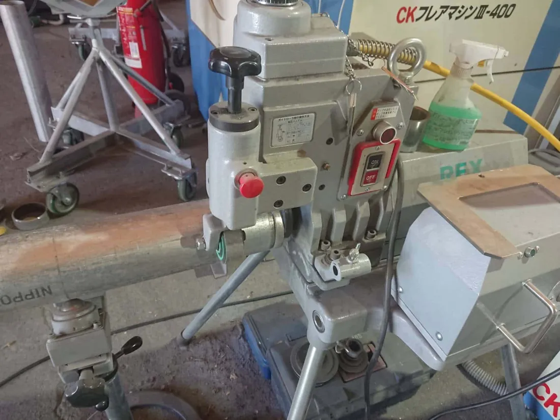 配管を加工する自社工場の機械